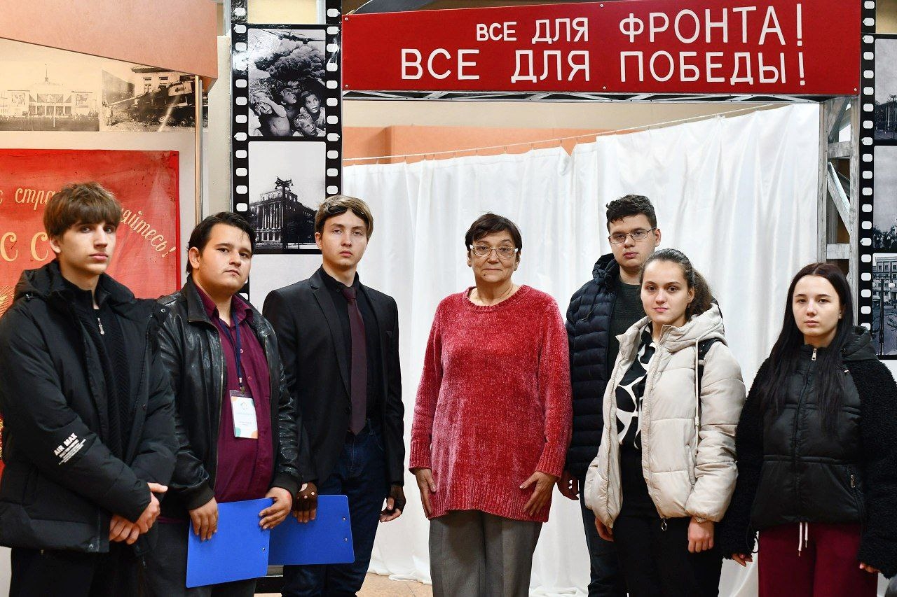  СТУДЕНТЫ ДОНАГРА В ДЕНЬ НЕИЗВЕСТНОГО СОЛДАТА ПОЧТИЛИ ПОДВИГ ПРЕДКОВ